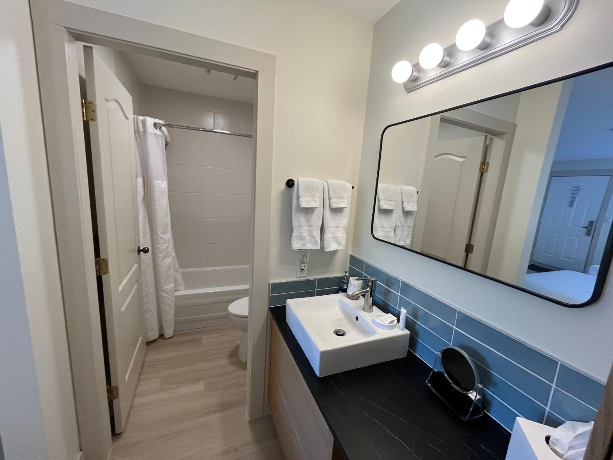 Lakeside Villa & Nordic Spa Пентиктон Экстерьер фото